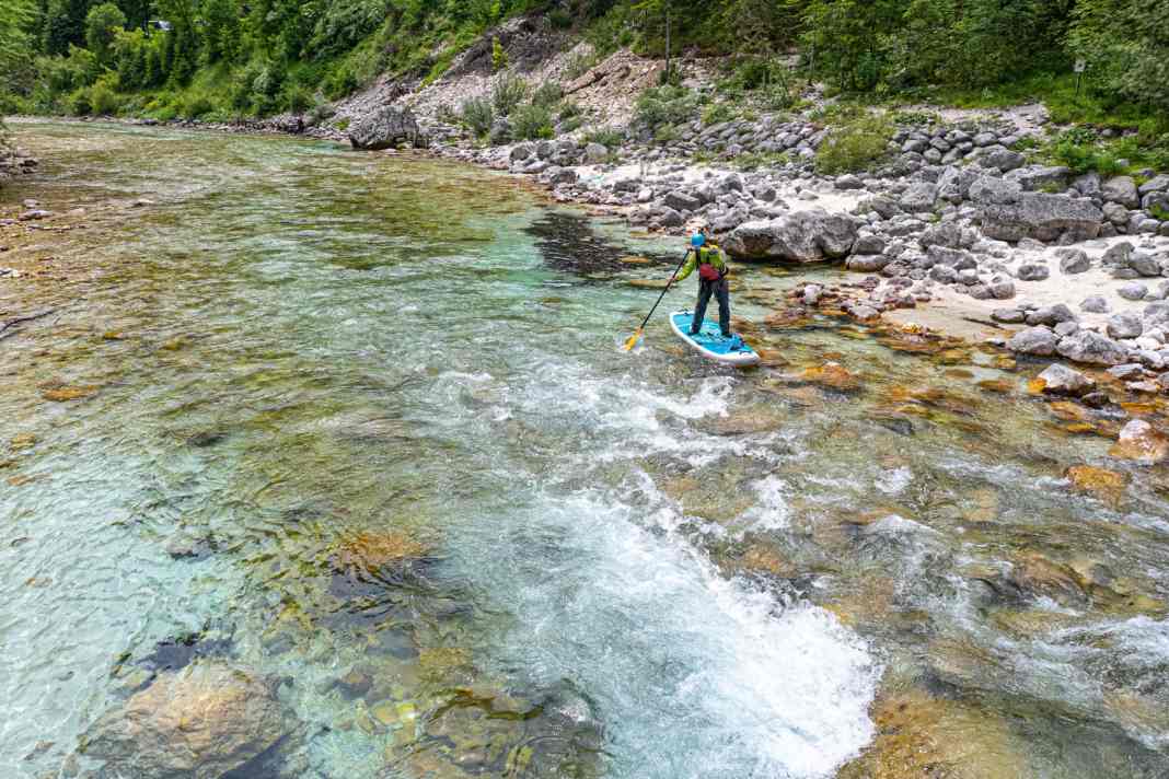 The tip of the board points upstream when entering the current as seen from the eddy. The angle of entry should be as small as possible. If you imagine a clock above the nose, the tip should point to about 11 o'clock from an orographic (downstream) left-hand eddy and to about 1 o'clock from an orographic right-hand eddy.