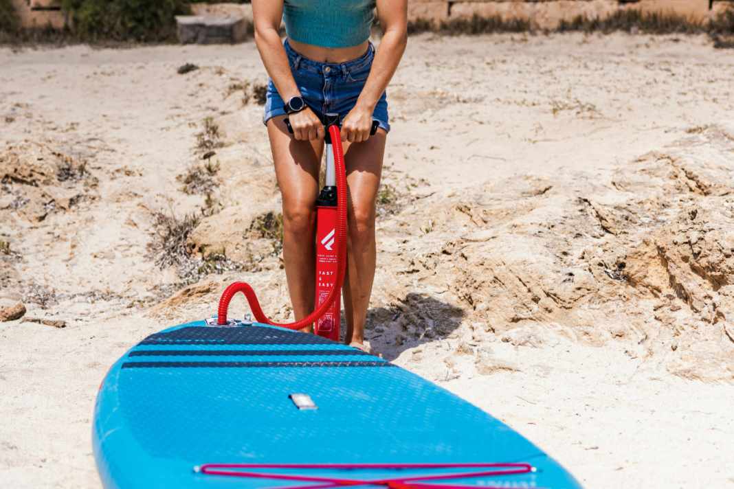 Tipp vor allem für leichte Paddler: Einfach mal etwas  geringeren Druck im SUP  ausprobieren. Kostet ja nichts. Und zwei psi weniger sparen schon viel Kraft.