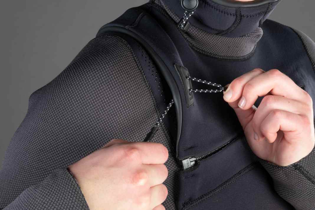 Komfortabler Einstieg durch den Frontzip, an der Hüfte wird es enger