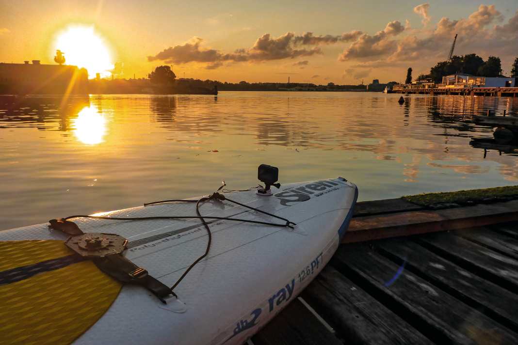 Sunset in the harbour of Andrejosta, which also invites you to linger with its beautiful terrace restaurants.