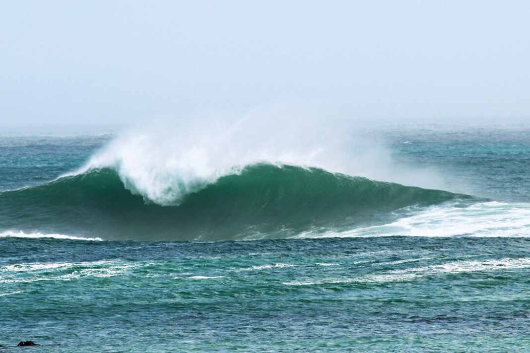 The high swell rolling in breaks at a local shallow area to the A-frame. This wave is too big for beginners. Experts use the left and right side of the wave shoulder - timing and experience are required!