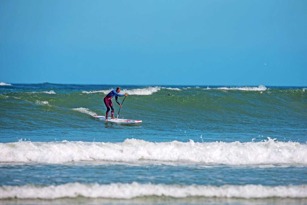 PARALLEL-STANCE   Einsteiger fühlen sich parallel stehend auf dem Brett sicherer. Daher kann man den Parallel-Stance wählen. Kommt eine Welle angerollt, sofort mit viel Kraft Richtung Strand paddeln (Bild 1).