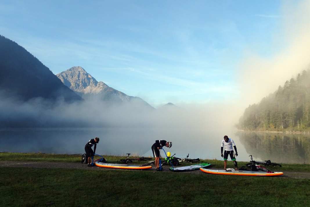 Am Heiterwanger See ist die Welt noch in ­Ordnung. Nach einer kurzen Radtour von Reutte ist das Aufpumpen der Boards eine sport­liche Abwechslung.