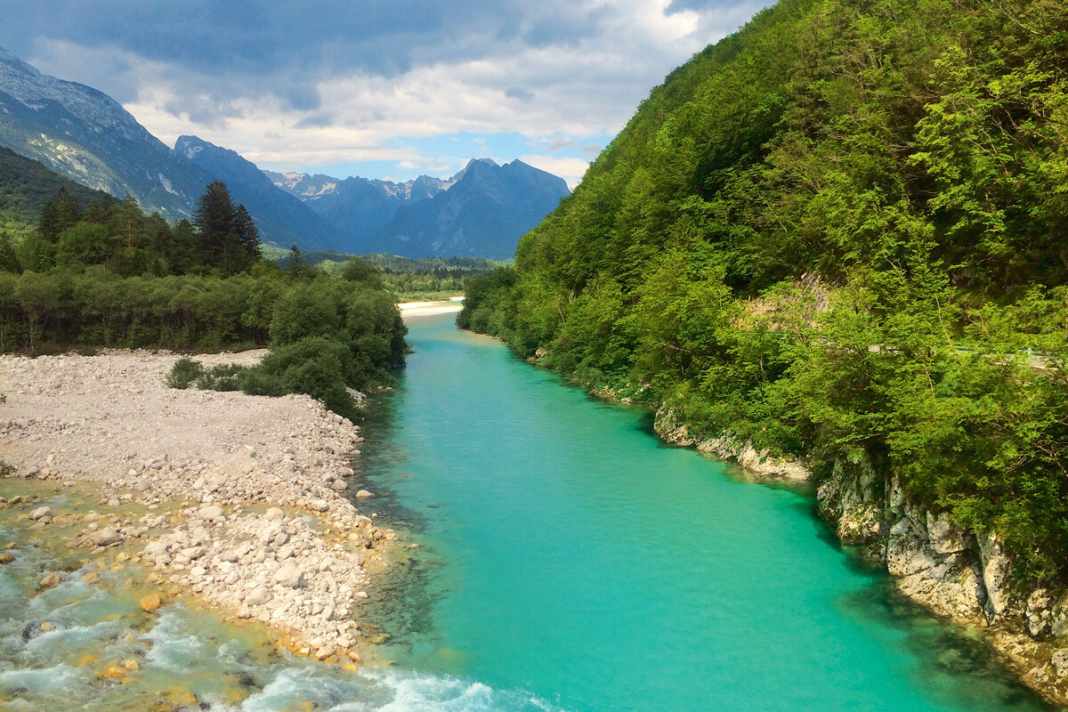 Um Bovec schlängelt dich die Soca in herrlichem Türkisgrün durch die Julischen Alpen.
