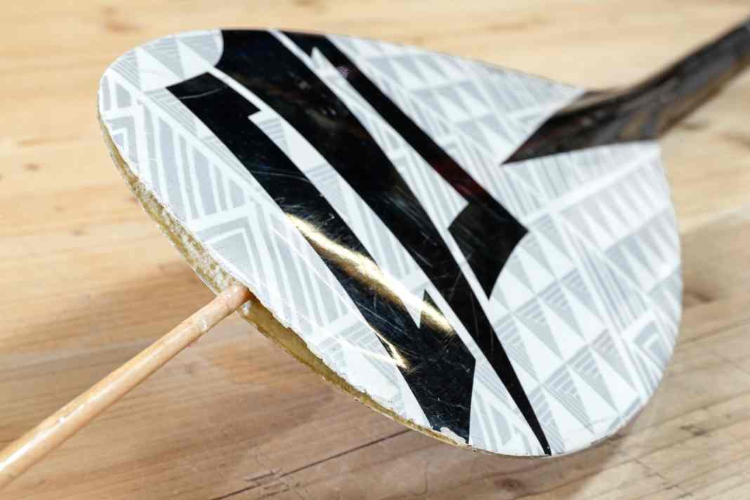 Mid-range paddle blades often consist of a foam core with a glass fibre laminate. This can crack if handled roughly. You will need epoxy resin, sandpaper, a brush, scales, a beaker, gloves and two to four clamps for the repair.