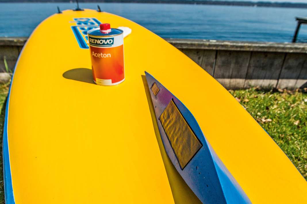 Sounds logical: a small keel is glued to the front of the board to act as a lane departure warning system. This practical, removable version is fixed in place with industrial Velcro tape, which is applied to the board with acetone-activated adhesive.