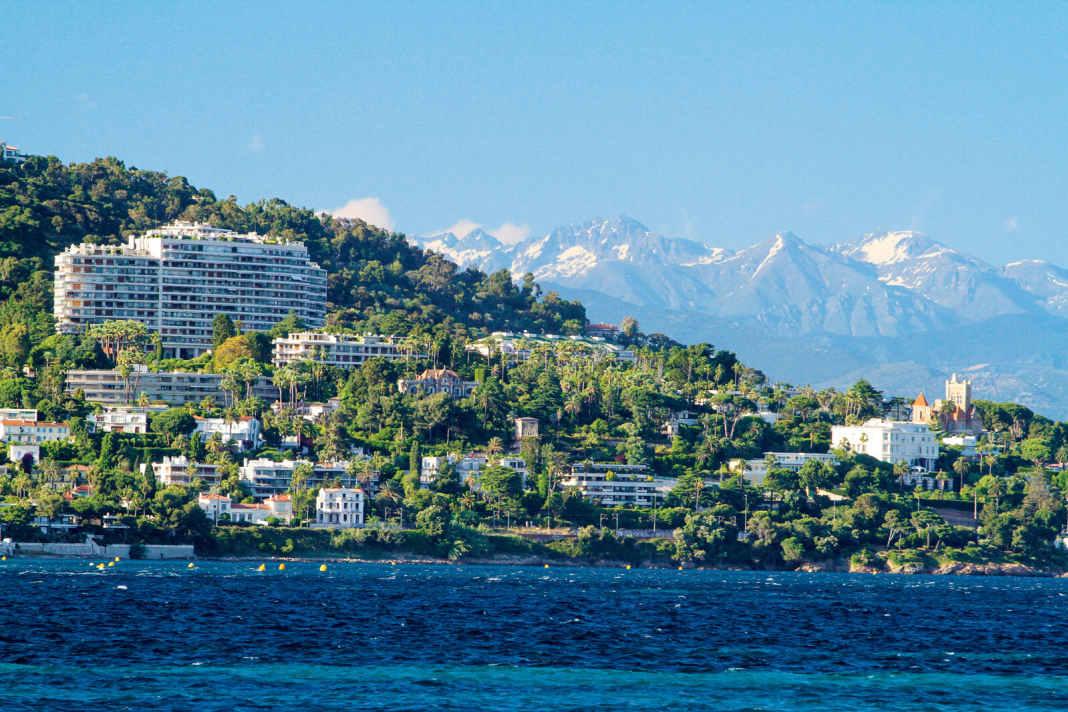 Obwohl die Seealpen über Cannes thronen, wird die Promistadt vom Starkwind verschont – das hören Stand-up-Paddler gerne.