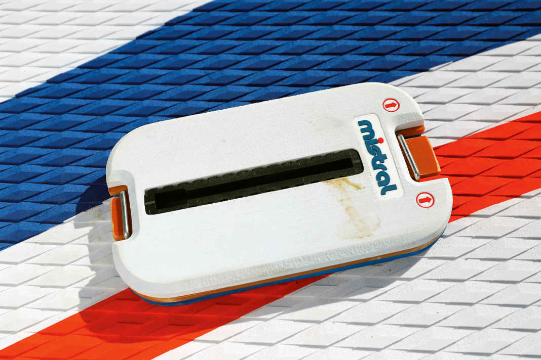 Mistral: Two glued tabs with stainless steel rings hold the plate for the mast base. Particularly stable, the board is not weakened and the plate can be removed for paddling.