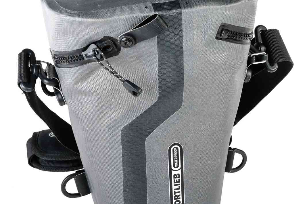 Ortlieb V-Shot | www.ortlieb.de | 139.95 euros. Easily swallows a professional camera with a standard zoom lens. Can be worn with a strap or on a belt, solidly padded and waterproof! For photographers for whom aperture and time are more important than snapshots and Instagram.