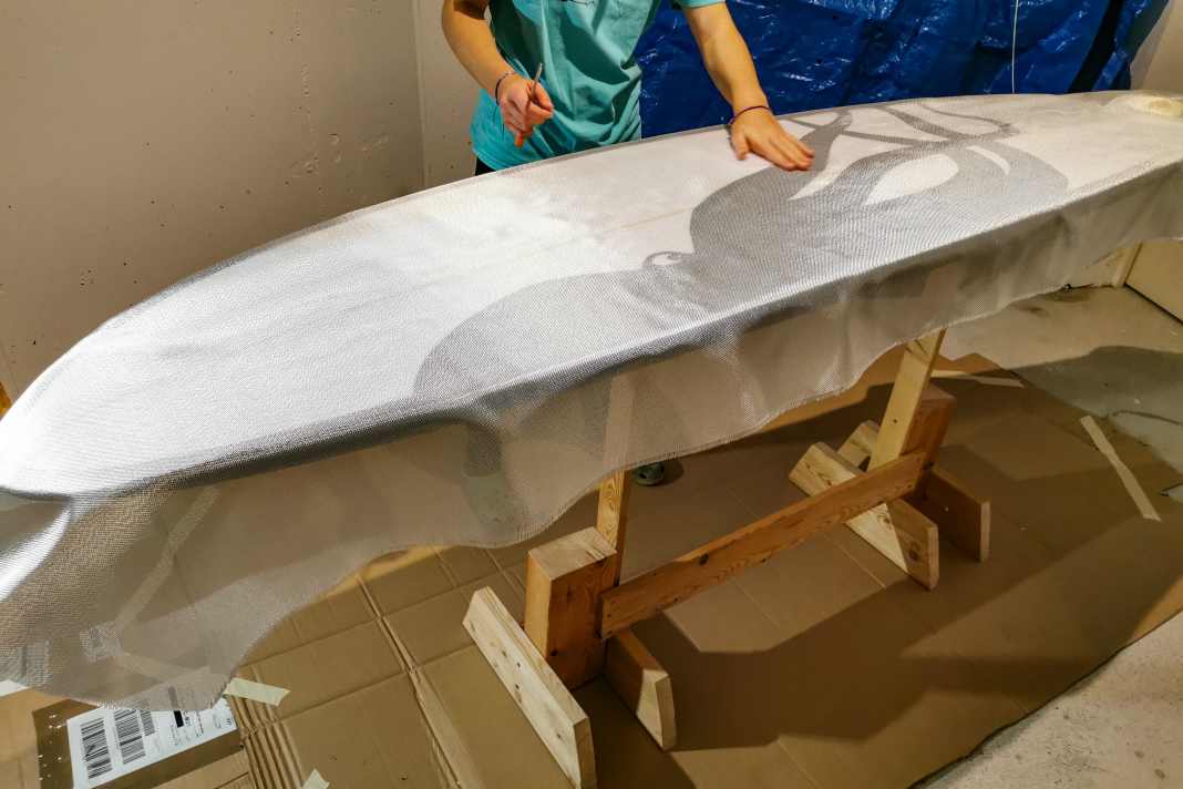 Als Gewebe kommt auf der Unterseite eine Lage S-Glass in der Stärke 6 Unzen/Square inch und auf der Oberseite je eine Lage 4er und eine Lage 6er zum Einsatz. Das ist die etwas robustere Version für längere Surfboards. Kurze "Shortboards" werden häufig in 4/4+4 laminiert.