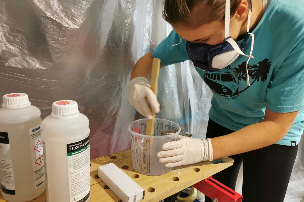 The "hot coat" - the final layer of resin, so to speak, which is then very finely sanded - is mixed. An additive is added to the resin to improve the flow behaviour and sandability.