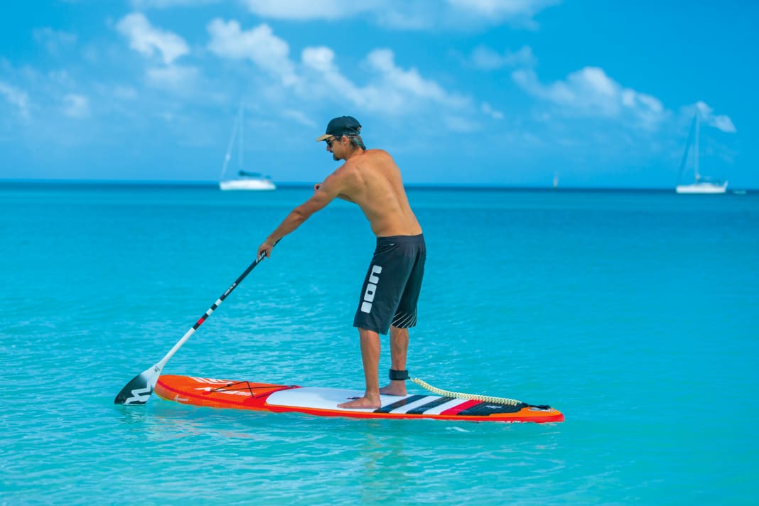 The lower hand is moved closer to the upper hand, allowing you to reach far forwards and to the side with your paddle without having to bend down.