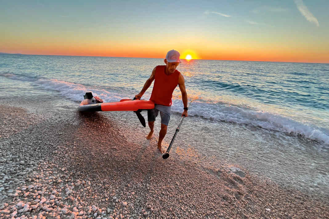 But now let's hurry: the sun is setting, we land on Egremni Beach - and have it all to ourselves.