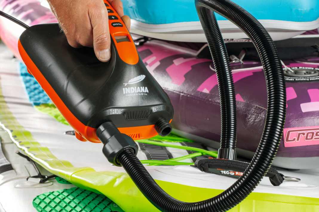 Wer seine Kraft lieber beim Paddeln einsetzt statt sich schon vorher beim Aufpumpen des iSUPs zu verausgaben, sollte sich nach einer Elektro-Pumpe umschauen!