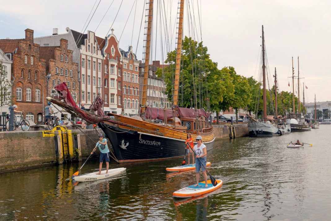 In Lübeck paddelt man entlang der alten Hafenanlagen und der historischen Schiffe.