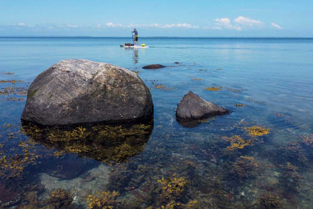 Während die Segler weit draußen in der tiefen Fahrrinne ihre Bahnen ziehen müssen, kommt man als Paddler in den Genuss des Sightseeings direkt am Ufer.