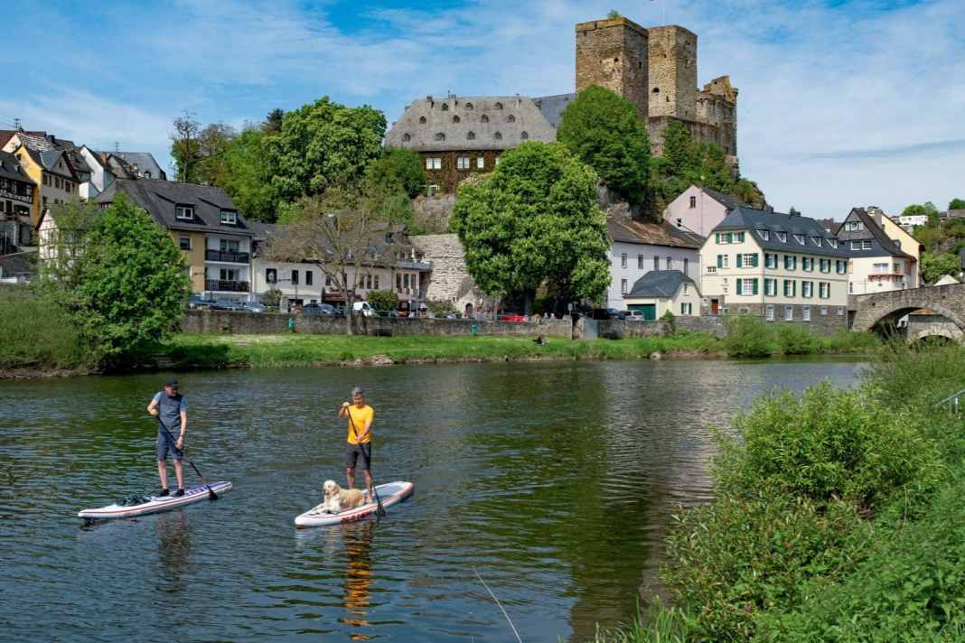 Tour on the Lahn: Three friends, one river and the return. The third man (photographer) was on land and the dog was only allowed on board for the photo.