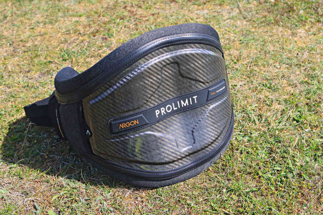 It looks like carbon, but it's plastic - this gives the ProLimit Argon harness a little more flexibility.