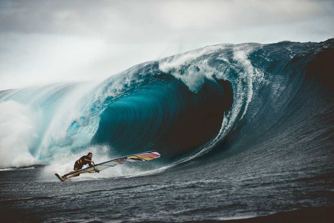 Jason Polakow surfte als erster Windsurfer in Teahupoʻo Tahiti.