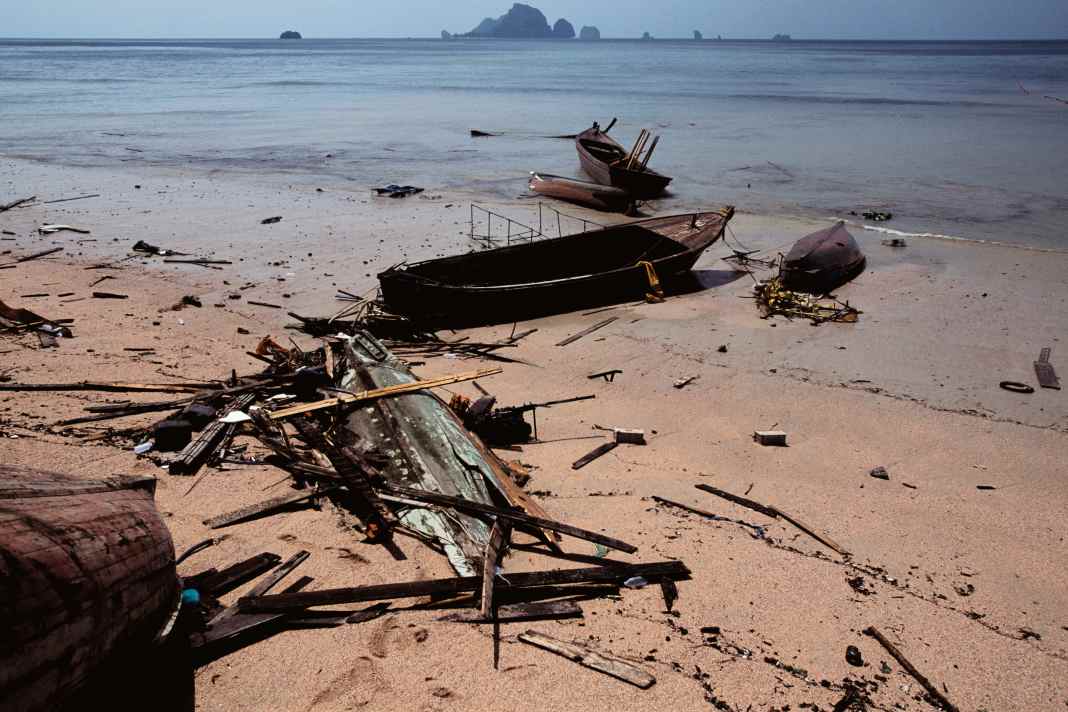 Phi Phi Island nach dem Tsunami, Neil und sein Boot sind nur wenigen Minuten davor ausgelaufen. Source: © Corbis.  All Rights Reserved.