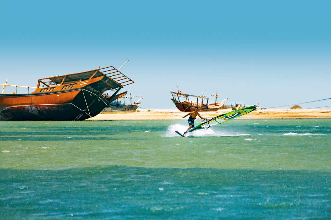 Die Kulisse in Masirah City ist außergewöhnlich, die Surfbedingungen mit Flachwasser, 35 Grad Luft und 30 Grad Wasser sind es auch