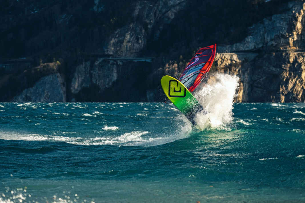 In some gusts, it's a matter of pure survival, even for an experienced storm chaser like Balz. But in between, "Radiculo" Balz is able to pull off plenty of power moves par excellence.