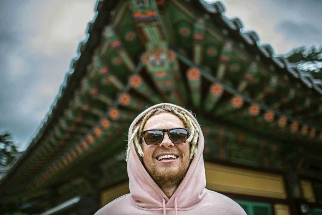 As a youngster, Maciek Rutkowski from Poland already had a lot of success and was celebrated in his home country. However, the road to the World Cup turned out to be a rocky one. Today, the 28-year-old is one of the world's top slalom racers. World Cup presenter Ben Proffitt talks to him about the party lifestyle, arrogance, the Olympics and tough fights at the buoy.