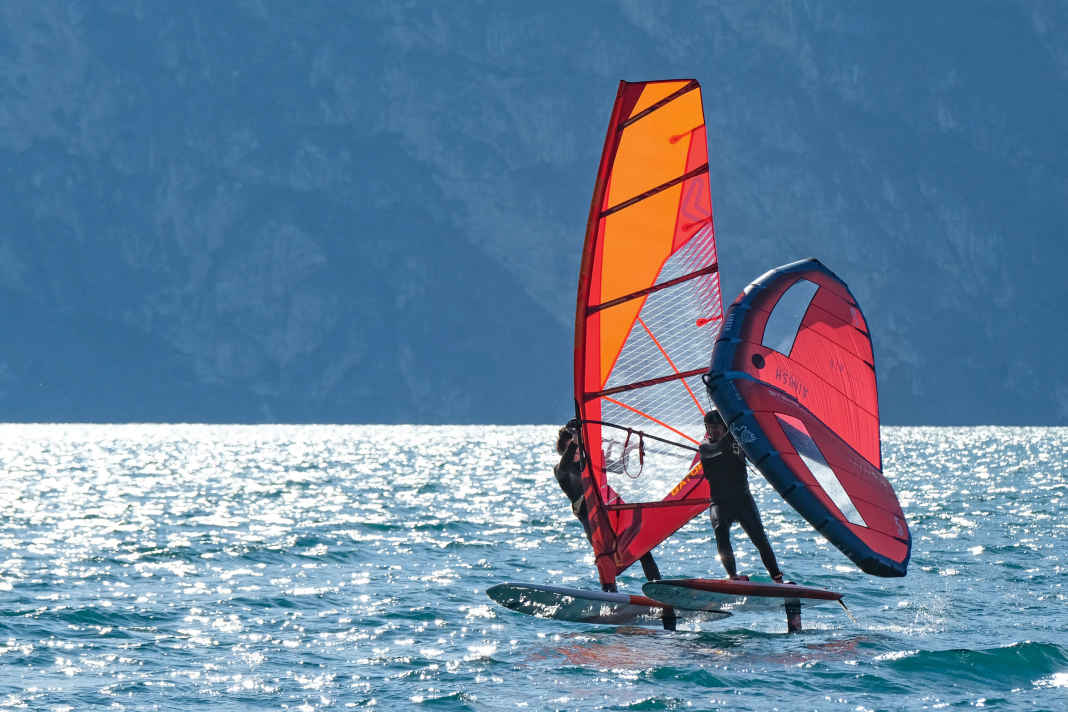 Foiling, waving and SUPing - can crossover boards really do everything? Or ultimately nothing really? We took 13 models for a big interdisciplinary sweep.