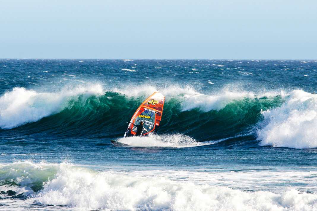 Leon rips the wave from Davenport