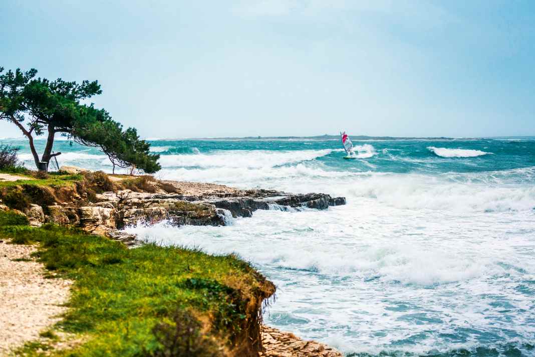 Juicy turns, mild temperatures - Fabi Weber slashes a winter wave in Medulin Kazela.