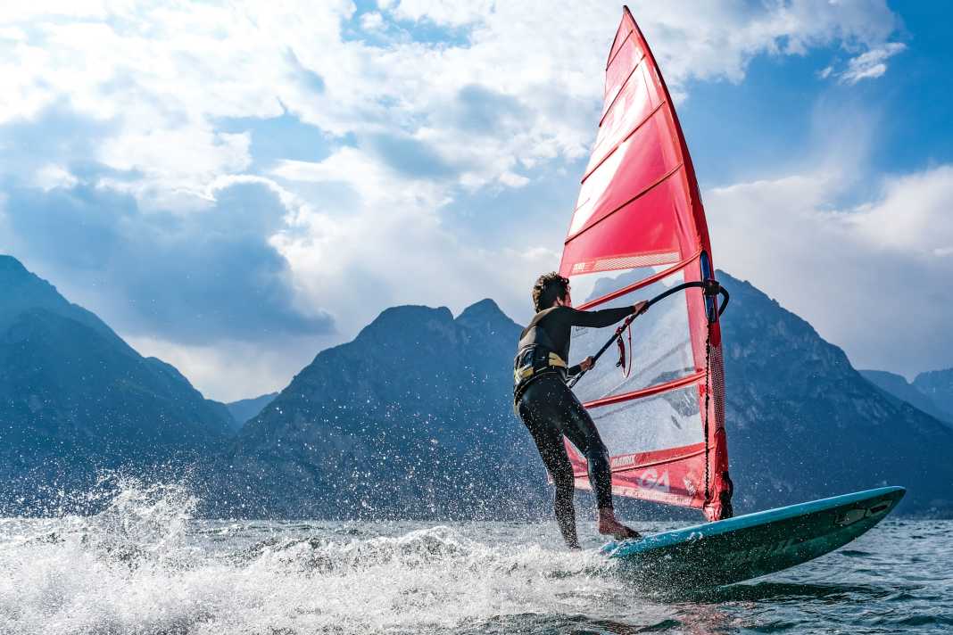 Mit Anlauf über den See und dann mit Zug in die Halse – das ist klassisches Freeriden – und Segel wie das GA Matrix zählen zu den Prototypen dieser Tugenden.