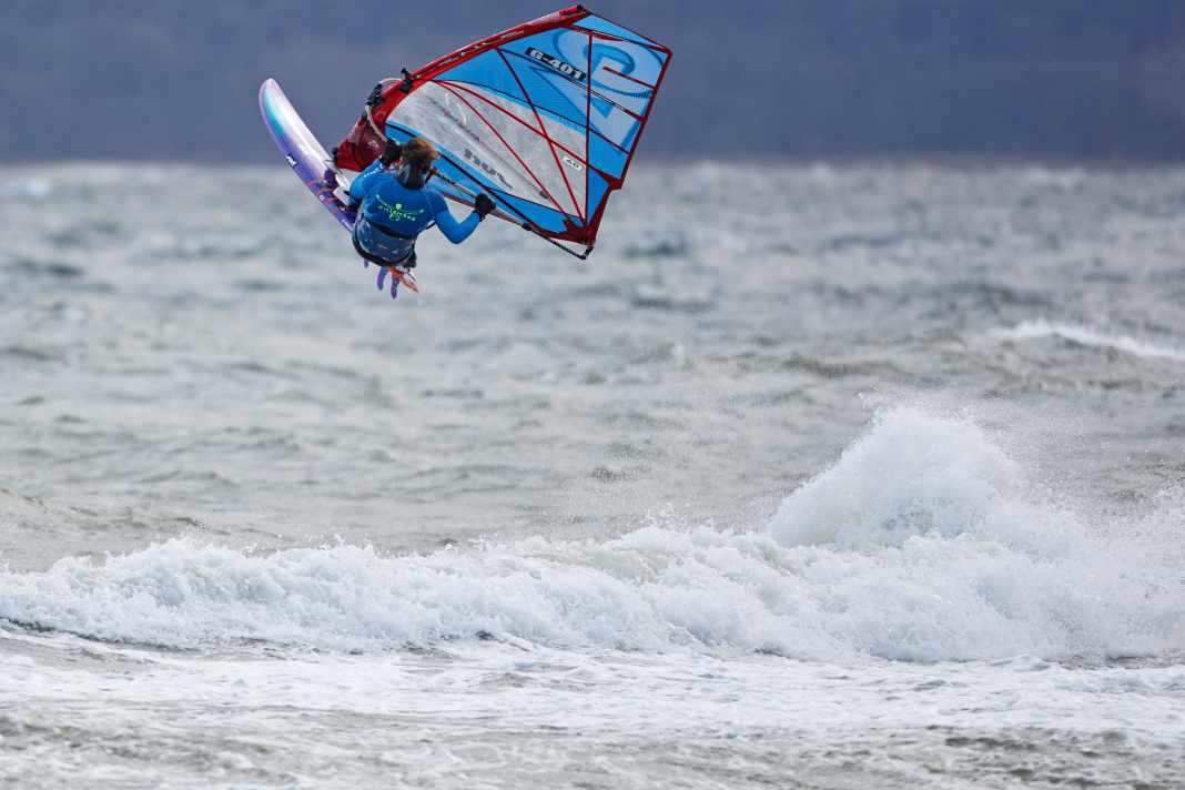 The compact jumping position for the back loop is ideal for practising