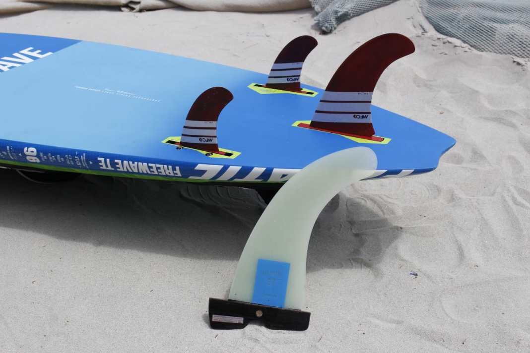 Also quite strongly curved fins, but slightly longer fins compared to pure wave boards. Some of the boards are supplied with a single fin, others as a thruster (three fins).