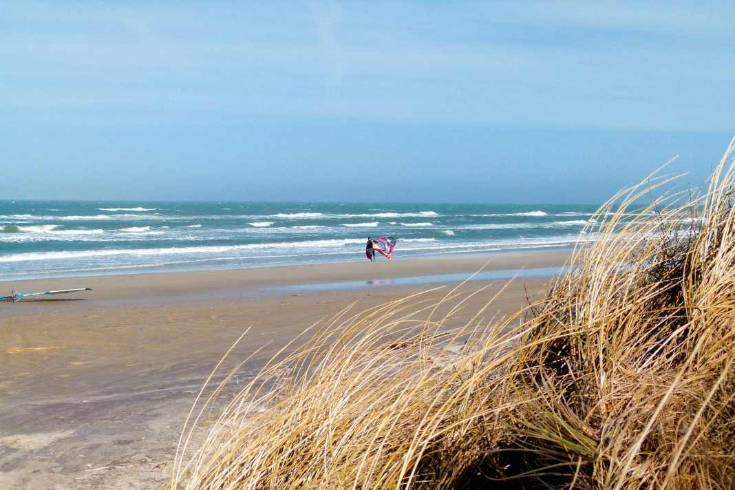 If you like the Danish spot Rømø, you'll also like Kjul. Here you can park right by the water, the waves break moderately on the sandbanks in front.