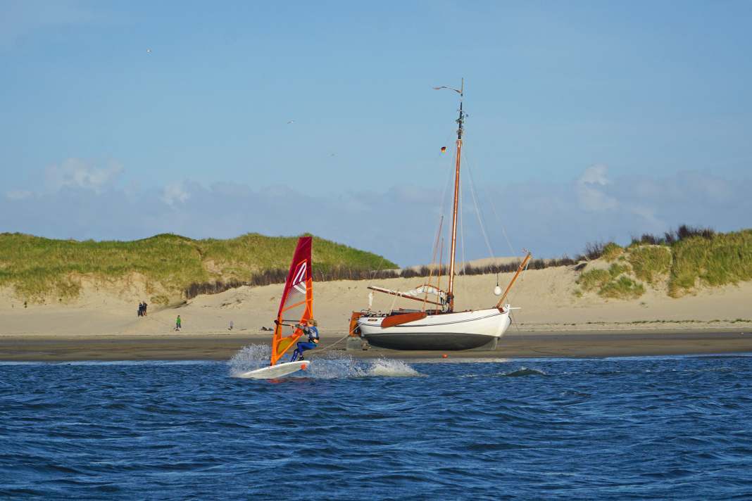Am Hauptspot am Westende gibt’s flache Stehbereiche auf der Inselseite und tiefes Wasser direkt an der vorgelagerten Sandbank.