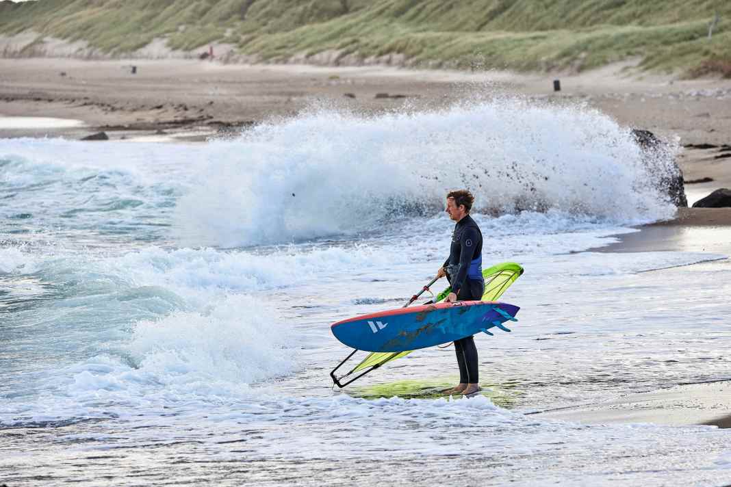 Position yourself close to the water and wait for the aforementioned set breaks. When the last set wave breaks and it looks a little calmer behind it, you need to move quickly: