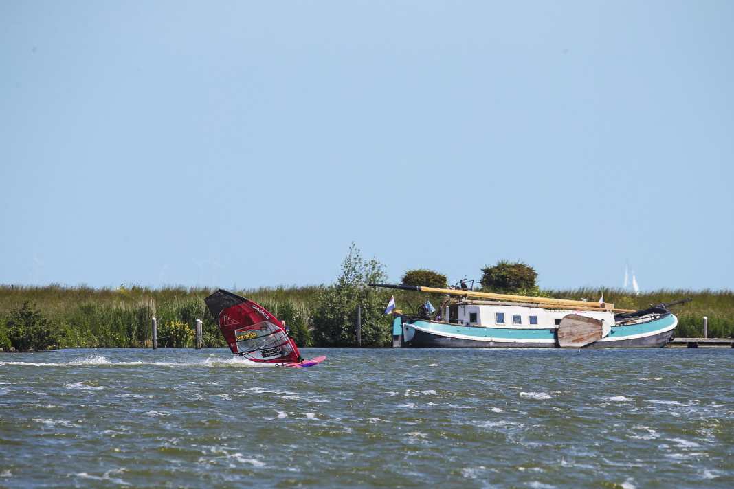 Chris Hafer is feeling good and jibes off the harbour of Andijk.