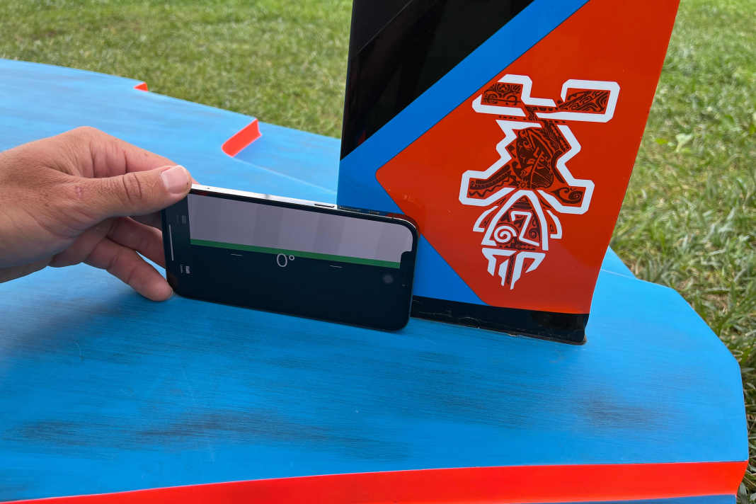 Mit einem digitalen Neigungsmesser wird die Gleitfläche als Bezugsebene ausgewählt.