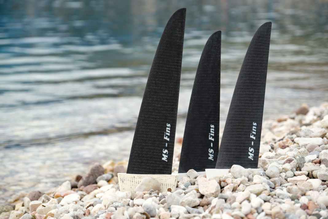 Carbon tuning: Carbon fins are thin, flex and twist in a defined way and are available in many variations. We have focussed on the fundamental difference.