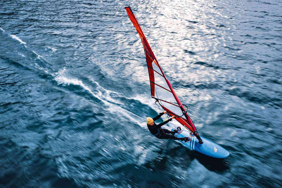 At eight to ten degrees, the testers were able to warm up quickly on Lake Garda at 45 to 60 kilometres per hour.