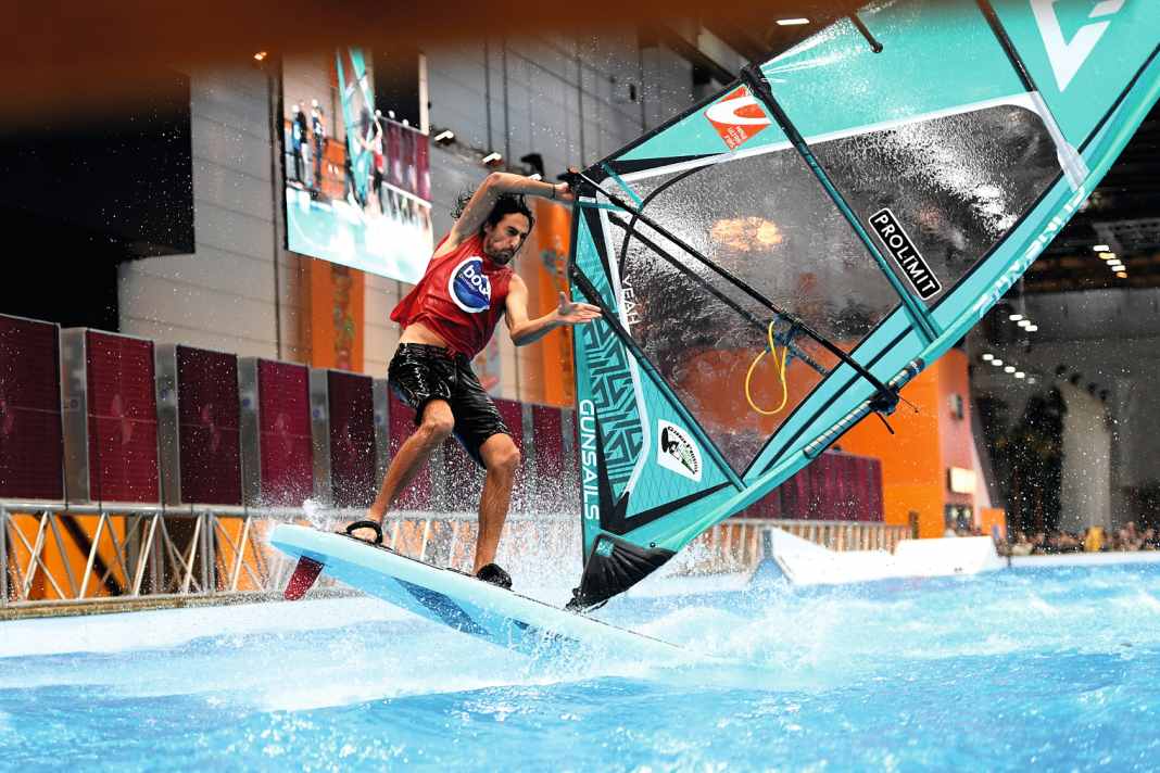 Julien Mas is one of the best freestylers in Europe - also on a leash indoors.