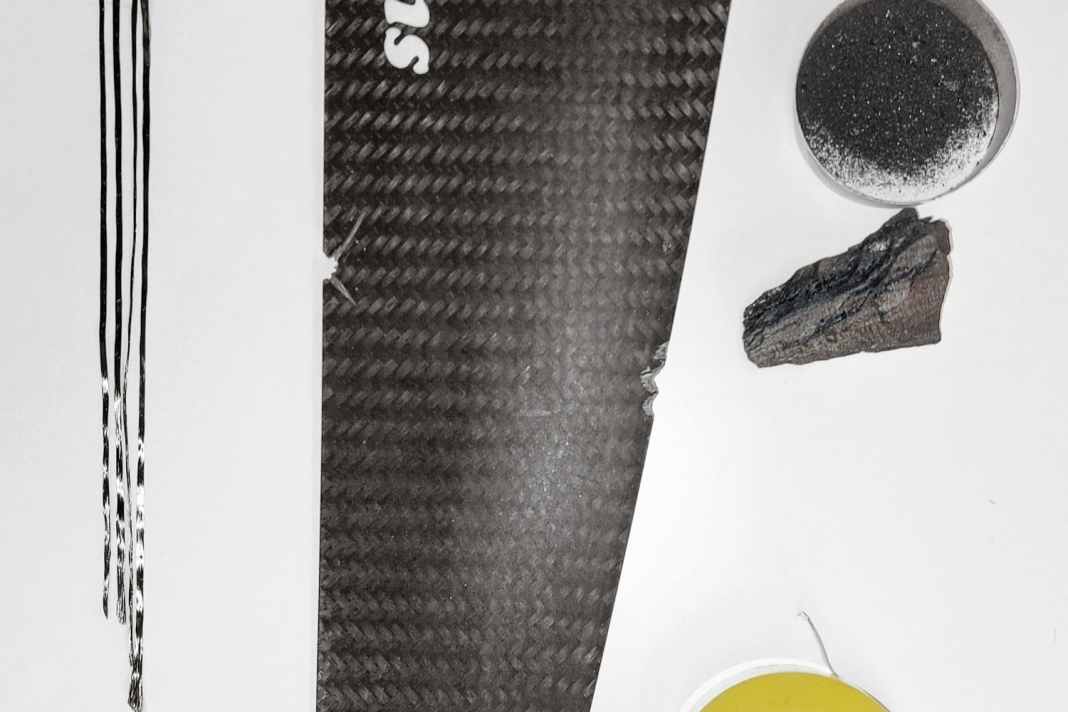 An der beschädigten Hinterkante wurden in die Finne mit einer feinen Schleifscheibe auf dem Multitool (Dremel) neben der Macke sehr feine Kerben in die gesunde Oberfläche geschliffen