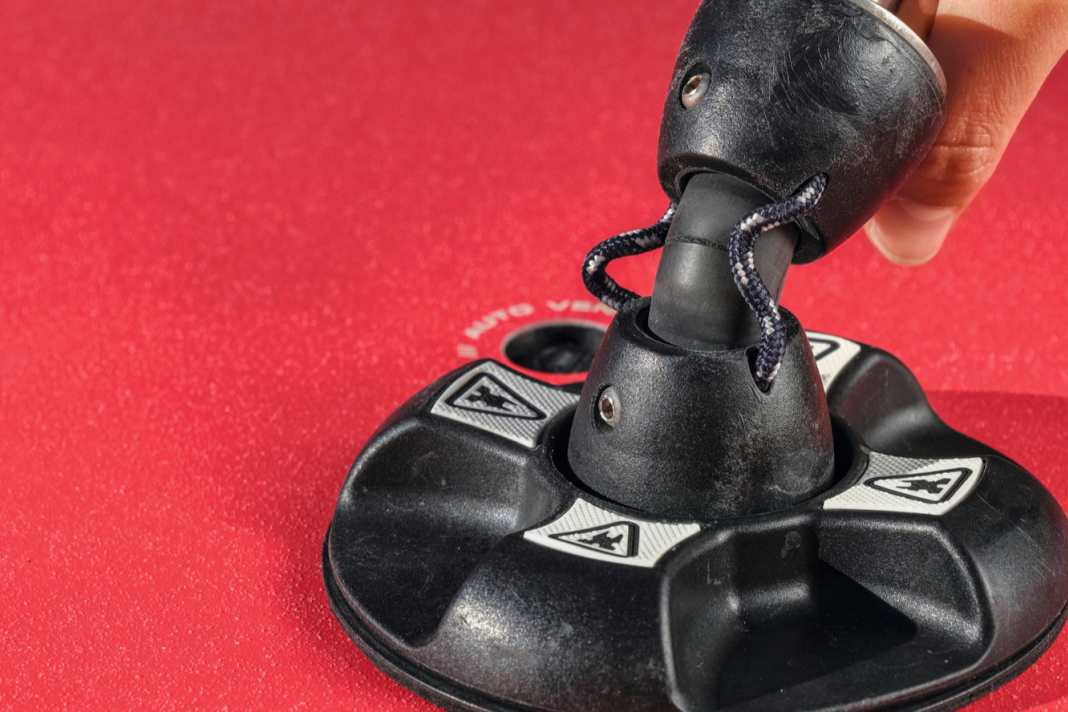 After three years of use, a ring-shaped crack has developed in the area where the greatest tensile stress acts.