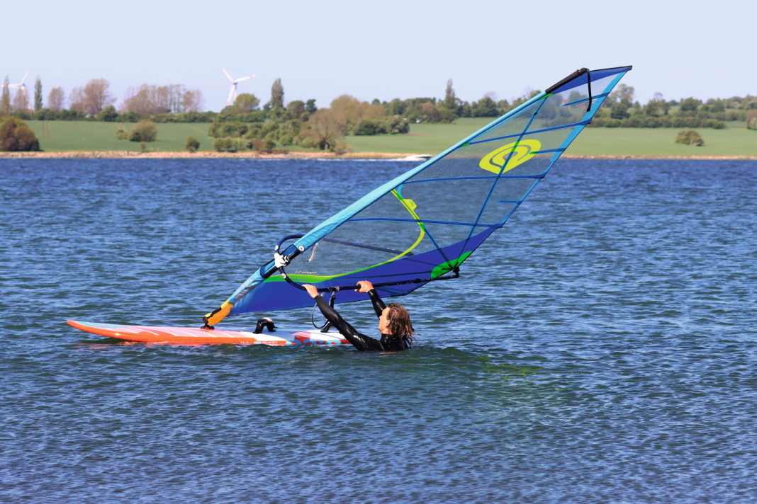 If, after initially aligning and adjusting the course, you have the feeling that there is simply not enough wind for the ascent, a grip on the mast can help. To do this, first push your hands slightly forwards on the boom.