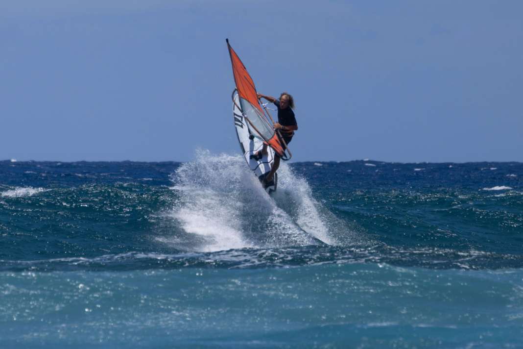 Halte nach einer schön steilen Welle Ausschau und vergiss  nicht, dich aus dem Trapez  auszuhaken. Denk dran: Speed ist dein Freund und entscheidend für eine schöne Rotation. Cheese Rolls klappen selbst  im überpowerten Zustand.  Unterpowert funktionieren  sie auch, aber erfordern dann vollen Körpereinsatz.