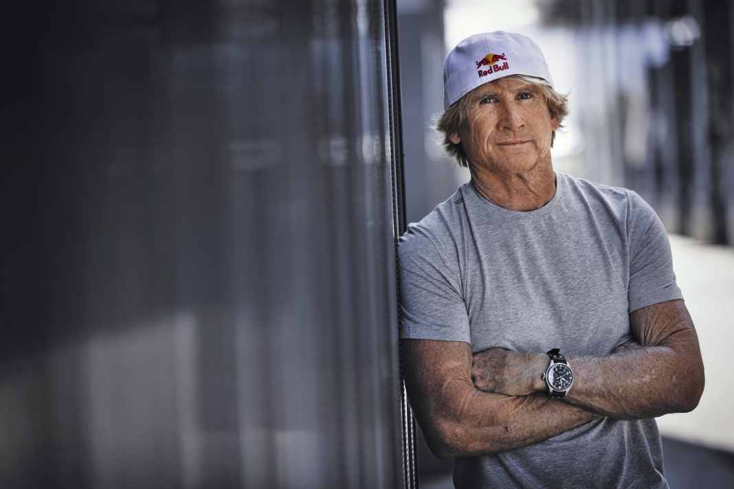 Robby Naish: „Cesare brachte die Cheese Roll im richtigen Moment ins Spiel – als Windsurfen akrobatisch wurde, die Boards kurz, die Farben neongrell. Good Times! Zdenek lässt die Cheese Roll spaßig aussehen, ich glaube, ich werde auch wieder Cheese Rolls machen!“