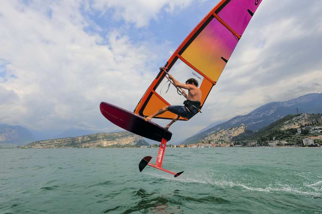 Das GunSails Hy-Foil bietet sehr gute Leistung schon bei leichtestem Wind. Es erfordert etwas gefühlvollere Steuerung und bietet dafür viel Potenzial.