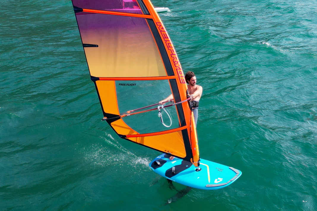 The Duotone Stingray is a good choice for both foil beginners and advanced freeriders