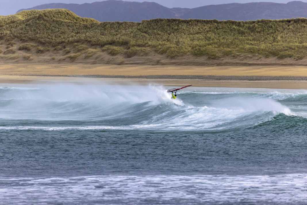 Wem raue Wetterbedingungen und viel Neopren nichts ausmachen, der wird in Irland meist mit epischen Wave-Bedin­gun­gen und malerischen Landschaften belohnt.