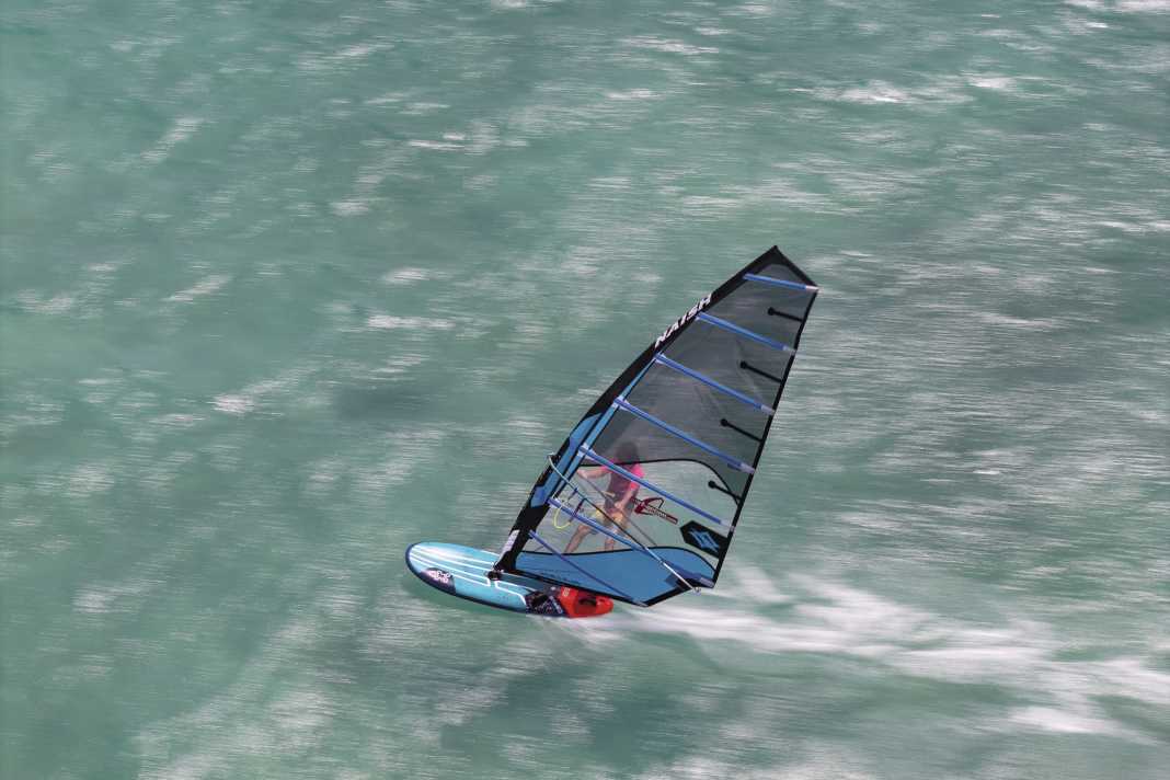 Das Naish Cam Freerace wirkt besonders sportlich-straff und bietet top Speed bei jedem Wind.